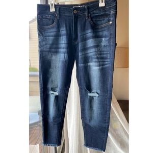 LAST CHANCE Distressed frayed ankle jeans
